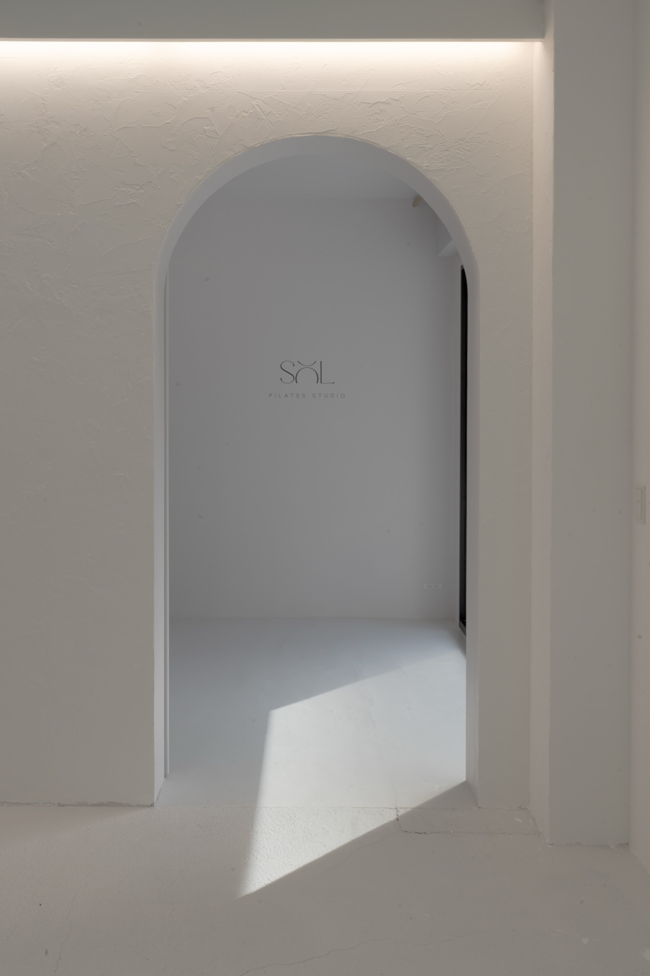 アーチの奥に掲げたSOLのロゴ